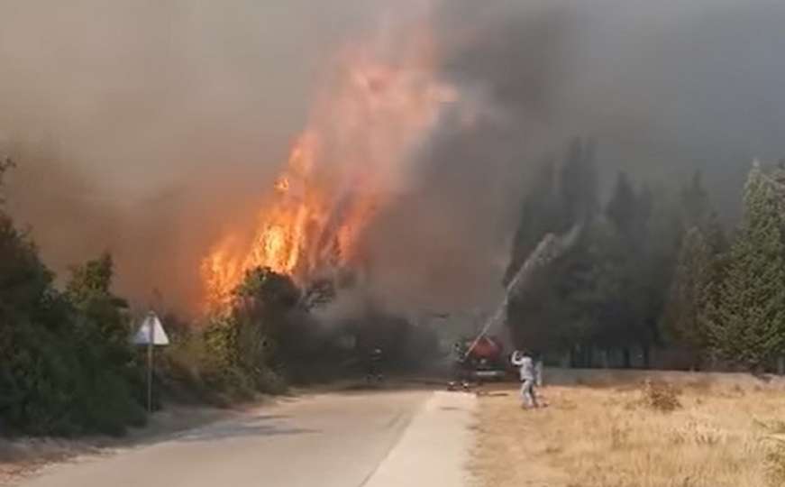 Neum: Pogledajte kako se hrabri vatrogasci bore 'prsa u prsa' s požarom  