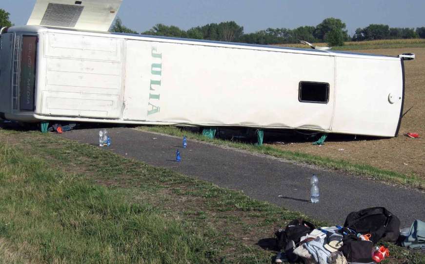 Osam osoba poginulo u teškoj autobuskoj nesreći u Mađarskoj