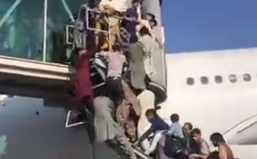 Haos u zračnoj luci: Hiljade Afganistanaca u očaju pokušava da napusti zemlju 