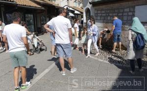 Ljetne vrućine u Sarajevu: Red za vodu na česmi ispred Begove džamije