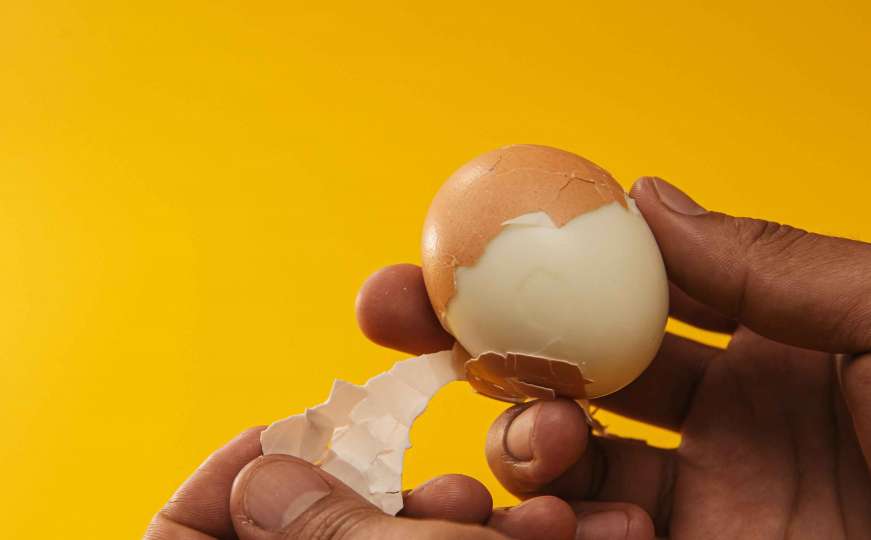 Trik za guljenje kuhanih jaja: Pregledalo ga više od 95 hiljada ljudi