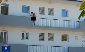 Muškarac u Umagu go s balkona urlao na prolaznike: Morala intervenisati i policija