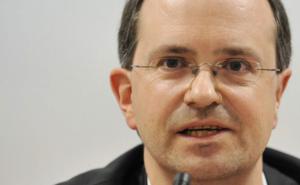 Weber: Sastanak Merkel sa Schmidtom je poruka za Rusiju i Kinu