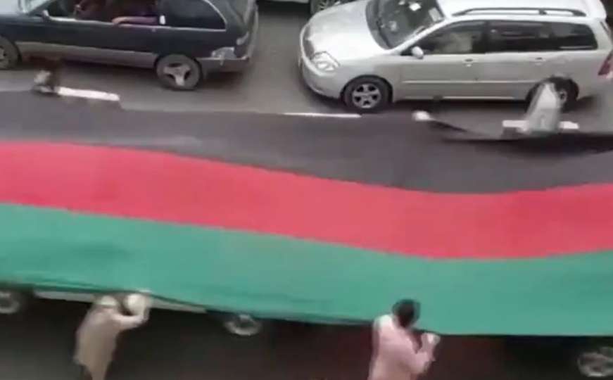 Ulicama Kabula Afganistanci nose ogromnu zastavu u znak protesta