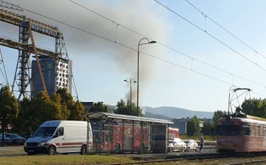 Nekoliko baraka gori u Buća Potoku, pet vatrogasnih ekipa na terenu 