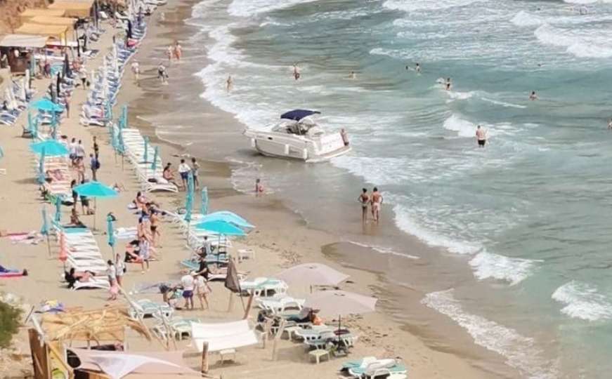 Zanimljiv prizor s plaže u Dalmaciji: Usidri se, sine...