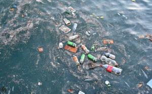 Neko je zamijenio more kantom za smeće: Nasred Rive plutaju limenke, opušci...