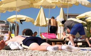 Nekome je i u augustu hladno: U čarapama na plaži, što da ne ?