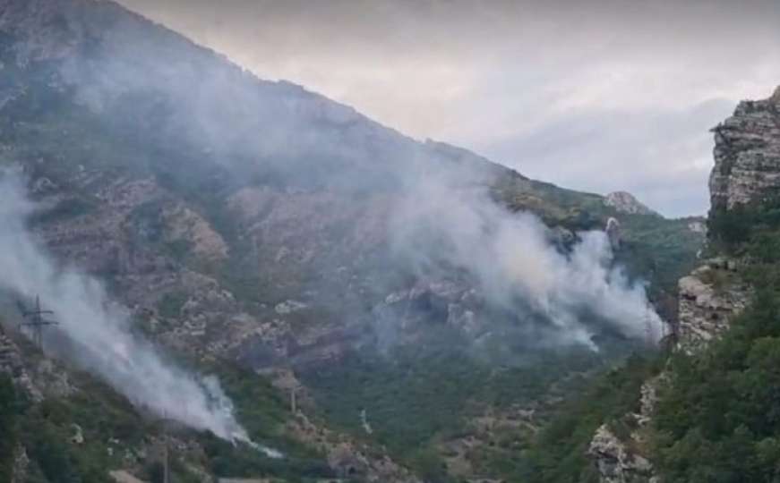 Požar koji je zahvatio Donju Jablanicu i dalje je aktivan
