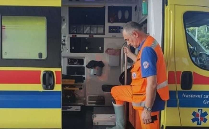 Zagreb: Tehničar hitne pomoći zbog protesta na posao dolazi u gumenim čizmama 