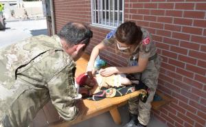 Turski vojnici nahranili bebu koja je u gužvi odvojena od majke u Kabulu 