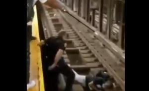 Dramatična scena u New Yorku: Policajac spasio muškarca sa šina tik ispred voza