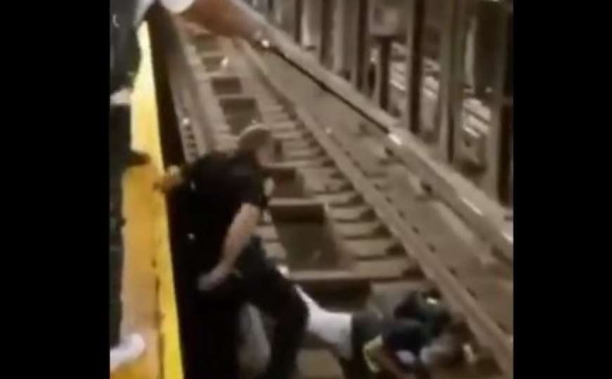 Dramatična scena u New Yorku: Policajac spasio muškarca sa šina tik ispred voza