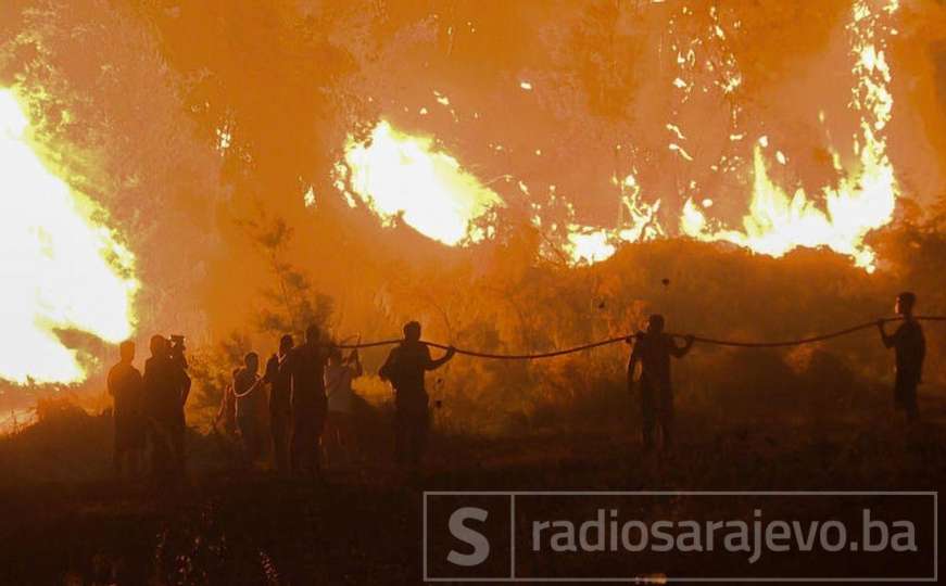 Novi šumski požar na otoku Evia, pripremljeni čamci za evakuaciju