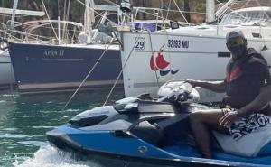 Michael Jordan na Prukljanu: Stigao jahtom od 95 metara i uživa na jet skiju