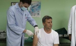 Premijer Novalić se vakcinisao i pozvao građane da učine isto 