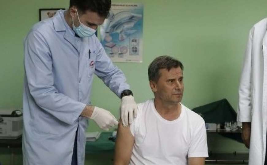 Premijer Novalić se vakcinisao i pozvao građane da učine isto 