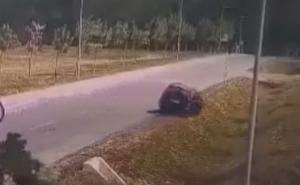 Nevjerovatan snimak: Sletio sa ceste, pa nastavio da vozi