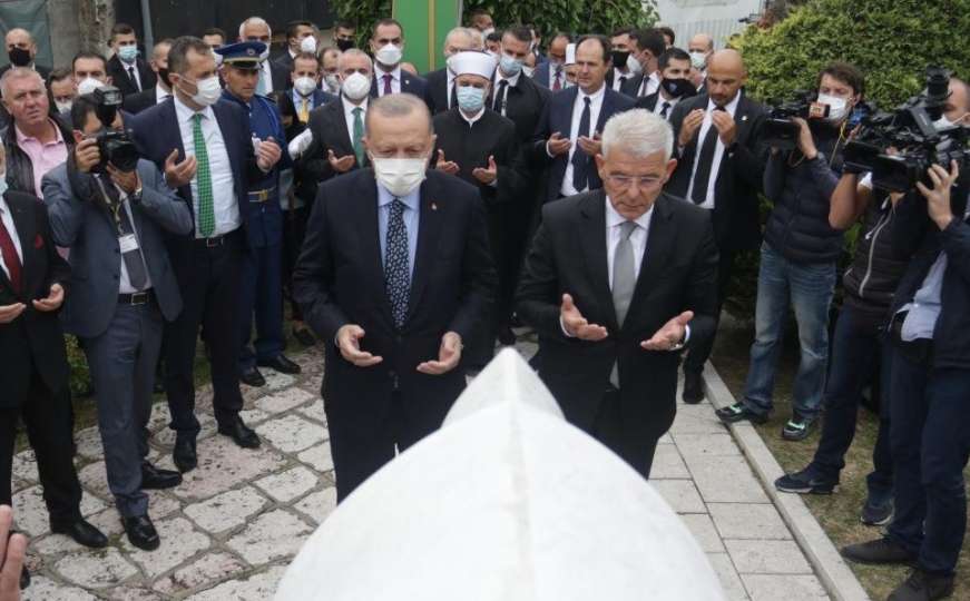 Erdogan na Kovačima: Fatiha i počast za šehide