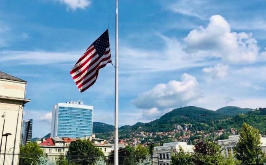 U čast žrtvama Kabula Ambasada SAD u Sarajevu spustila zastavu na pola koplja