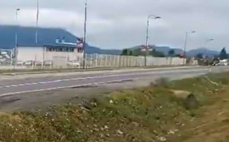Obustavljen saobraćaj ispred Međunarodnog aerodroma u Sarajevu