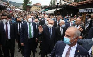 Stotine građana na Baščaršiji dočekalo Erdogana: Aplauzi i slikanje ispred džamije