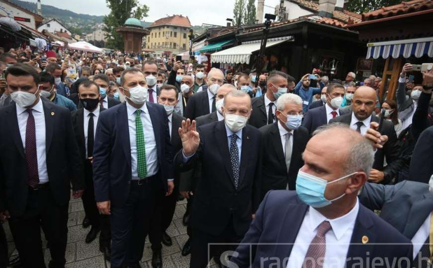 Stotine građana na Baščaršiji dočekalo Erdogana: Aplauzi i slikanje ispred džamije