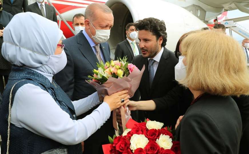 Erdogan stigao u Crnu Goru: Abazović ih dočekao i donio cvijeće za Emine