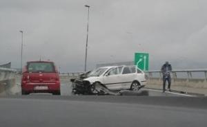 Nesreća na autoputu na izlazu iz Sarajeva: Jedna osoba povrijeđena