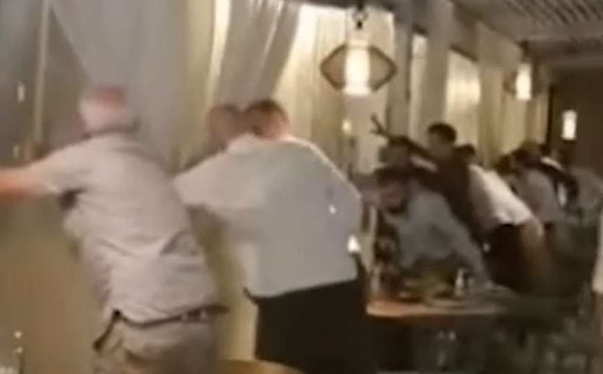 Zastrašujući snimci nevremena iz Budve i Tivata: Gosti spašavali restoran