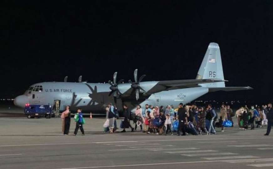 Prva grupa izbjeglih Afganistanaca avionom stigla na Kosovo