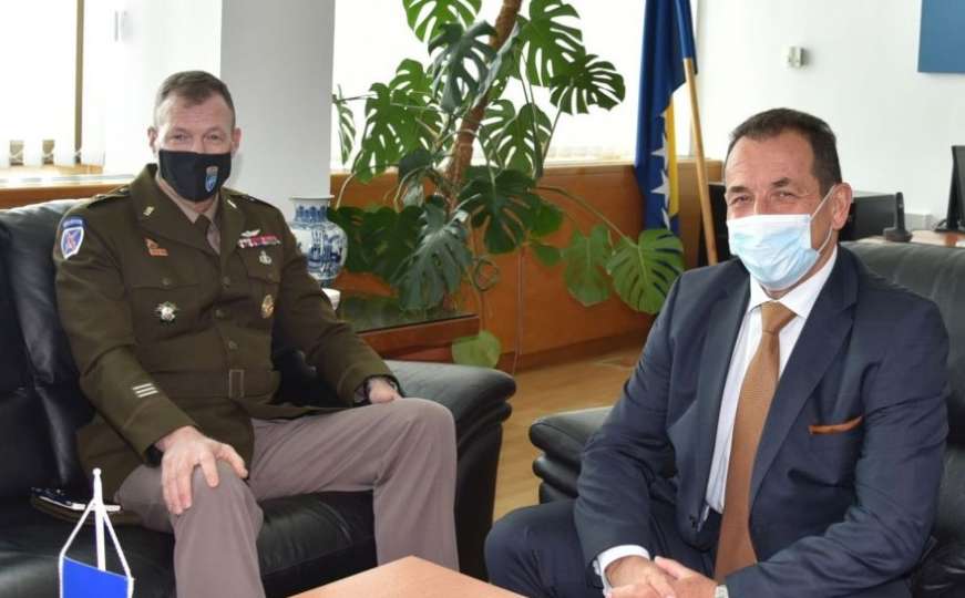 Sastanak ministra Cikotića i komandanta NATO štaba u Sarajevu Erica Folkestada 