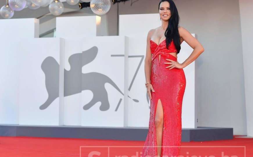 Manekenka Adriana Lima na crvenom tepihu ljubila novog dečka