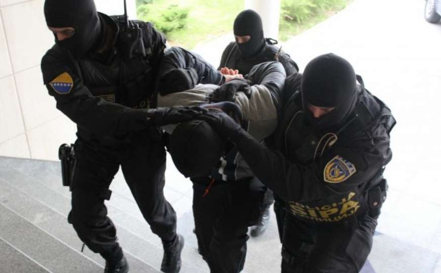 SIPA pretresala na Palama: Dvojica uhapšena zbog nelegalnog oružja