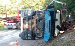 Prevrnuo se kamion kod Vlasenice: Saobraćaj bio blokiran, kilometarske kolone