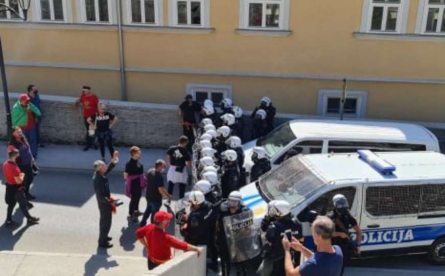 Nemiri u CG: Građani probili još jednu blokadu, prosuto kamenje na Cetinju
