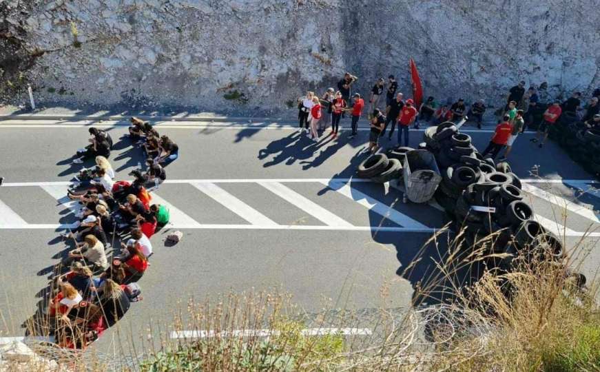 Crnogorke napravile "živi zid" na ulazu u Cetinje