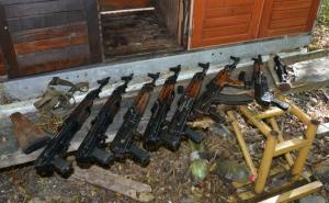 Pretresi u BiH: Pronađeno oružje i oprema za proizvodnju droge, uhapšene tri osobe 