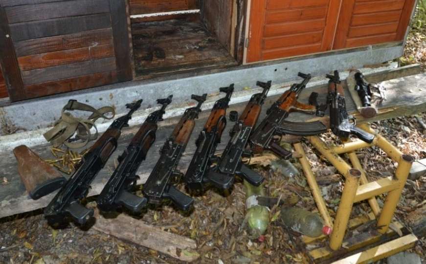 Pretresi u BiH: Pronađeno oružje i oprema za proizvodnju droge, uhapšene tri osobe 