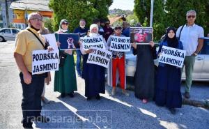 Sarajevo: Par ljudi došlo ispred Suda kao podrška Jasminu Mulahusiću
