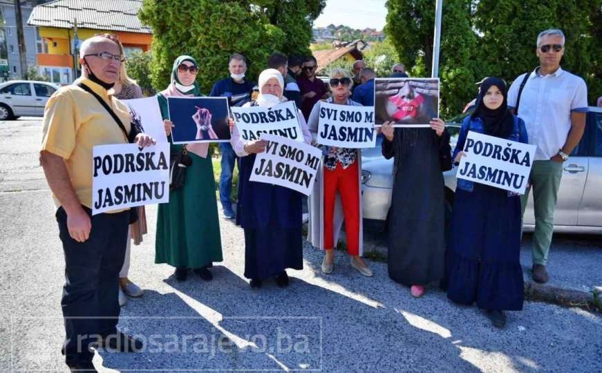 Sarajevo: Par ljudi došlo ispred Suda kao podrška Jasminu Mulahusiću