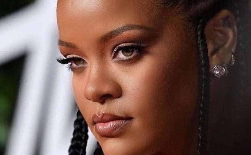 Rihanna povukla tužbu protiv svog oca: Nagodili se?