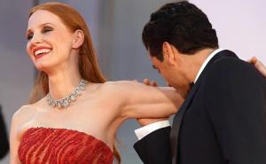 Nevjerovatno intiman trenutak glumaca na crvenom tepihu pred njegovom ženom