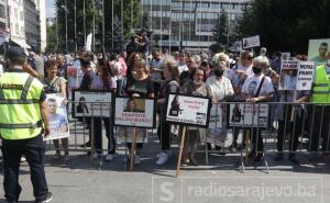 Sve spremno za proteste, pogledajte atmosferu na Trgu ispred Pozorišta
