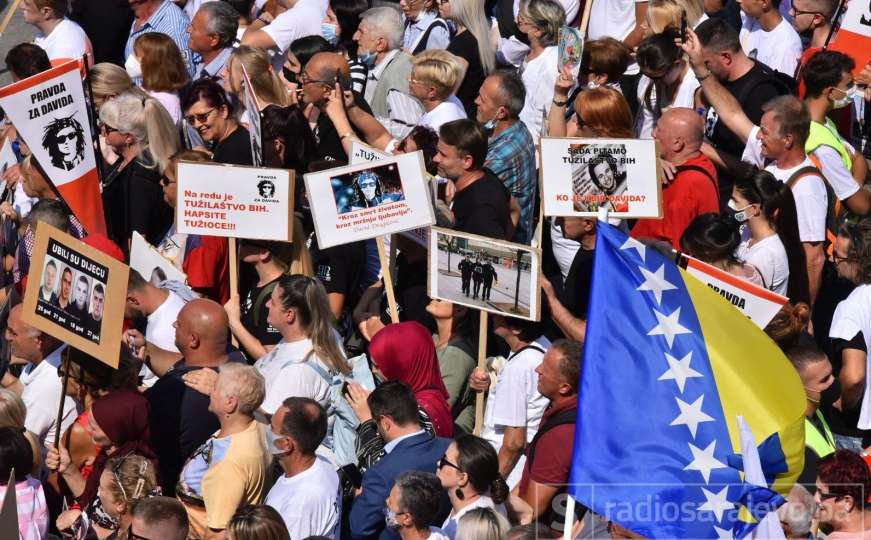 Poruke građana s protesta u Sarajevu: "Pravda je spora, ali dostižna!"