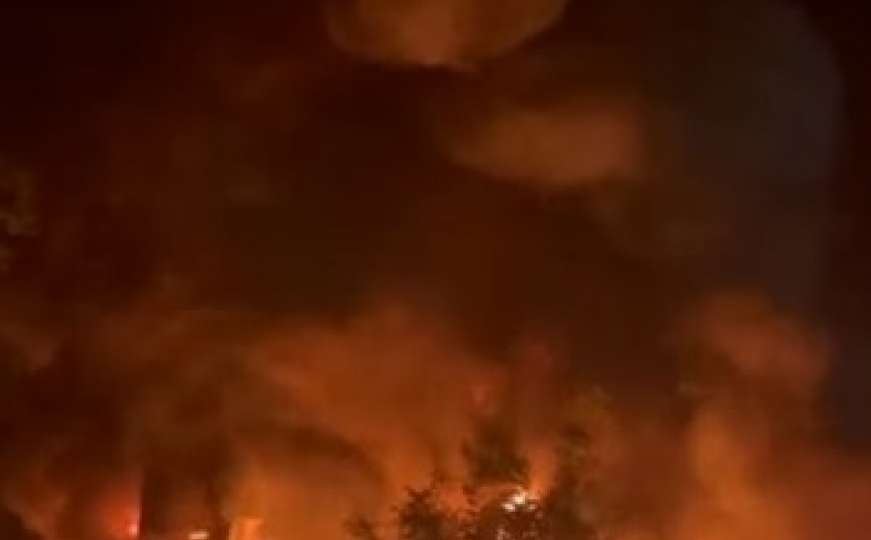 Požar u skladištu fabrike namještaja u Sarajevu gasio 31 vatrogasac