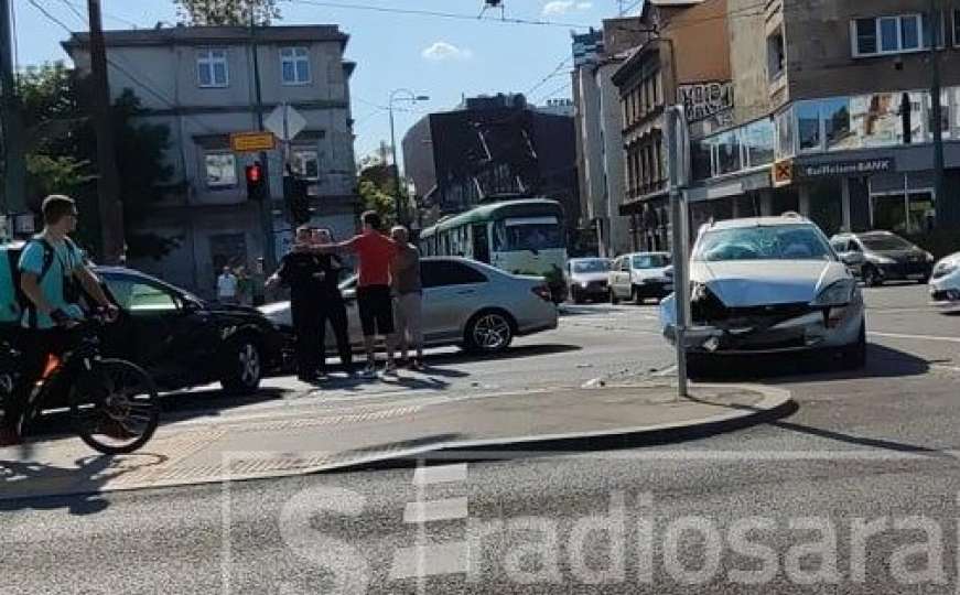 Težak udes u centru Sarajeva, tri osobe prevezene u bolnicu