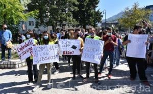 Veliki broj studenata na ulicama Sarajeva, poručuju: "Studenti, a ne klijenti!"