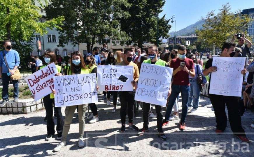 Veliki broj studenata na ulicama Sarajeva, poručuju: "Studenti, a ne klijenti!"