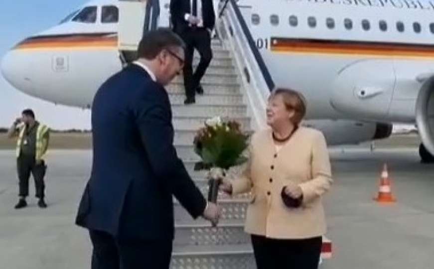 Merkel stigla u Beograd, dočekao je Vučić sa cvijećem te poručio: "Imam tremu"